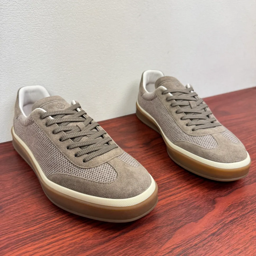 Batch 740 Loro Piana Tennis Walk men's moral training sneakers! These new textured leather tennis shoes feature an ultra-low-top design for year-round wear and are water-resistant. The wrapped sole creates an effortlessly attractive color combination that harmoniously blends functionality with understated style. The ideal footwear option for urban dressing. The heel is decorated with a soft calfskin tongue with Kummel color inserts and an embossed LP logo. Cotton shoelaces. Material: Upper: Gray woven stitching with cowhide accents! Sole: Rubber lining: Cow leather original rubber sole, excellent foot comfort, complete package! Size: 39-40-41-42-43-44 leather shoe size (can be customized to 38.4546) Item number: FAM1316 white gray